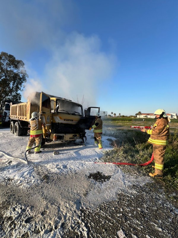 Arsuz'da kamyonet alevlere teslim oldu