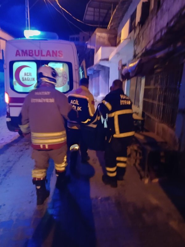 Ev yangınında dumandan etkilenen 2 kişi hastanelik oldu