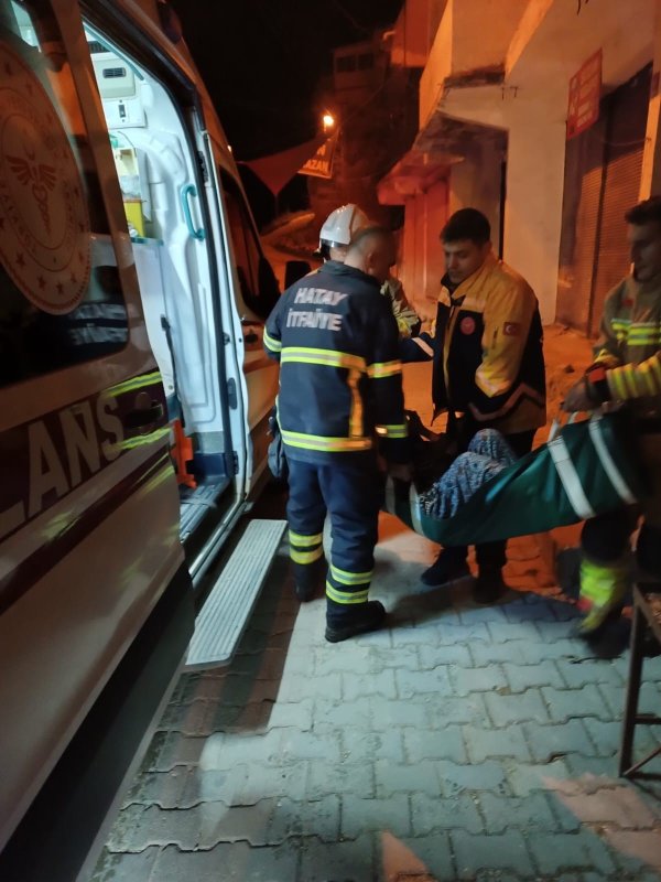 Ev yangınında dumandan etkilenen 2 kişi hastanelik oldu