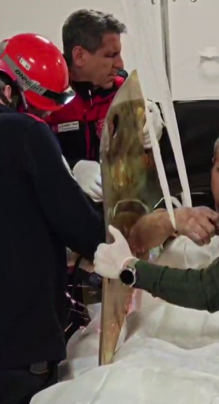 Göğüs boşluğuna demir saplanan hastanın ameliyatına itfaiye girdi