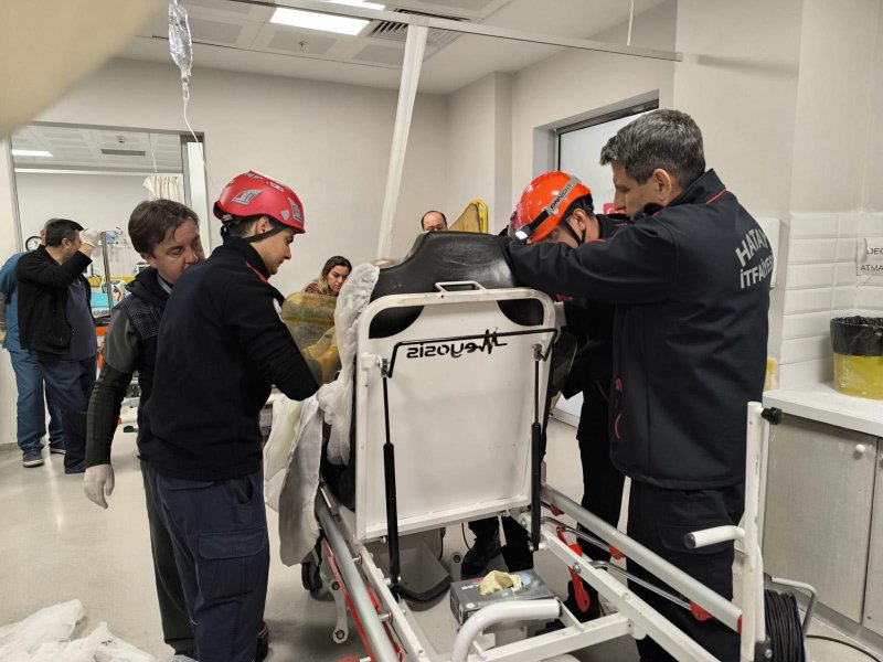 Göğüs boşluğuna demir saplanan hastanın ameliyatına itfaiye girdi