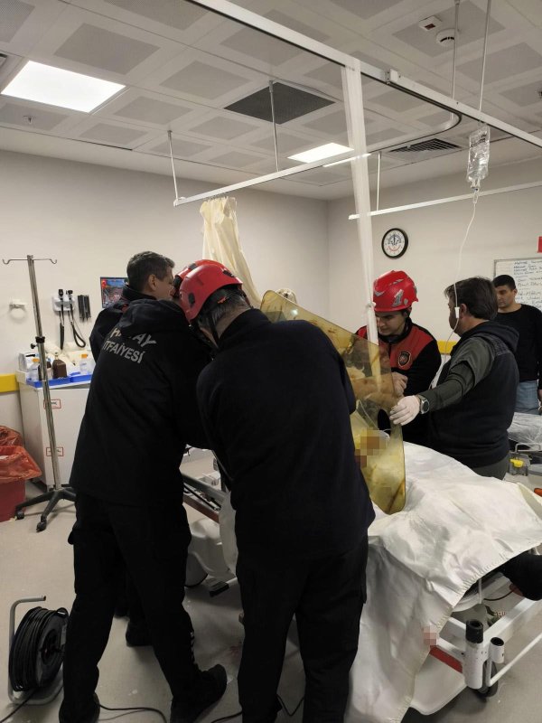 Göğüs boşluğuna demir saplanan hastanın ameliyatına itfaiye girdi