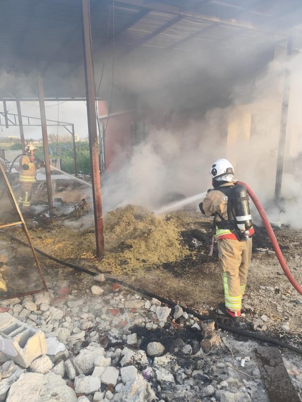 Antakya'da odunlukta çıkan yangın eve sıçramadan söndürüldü