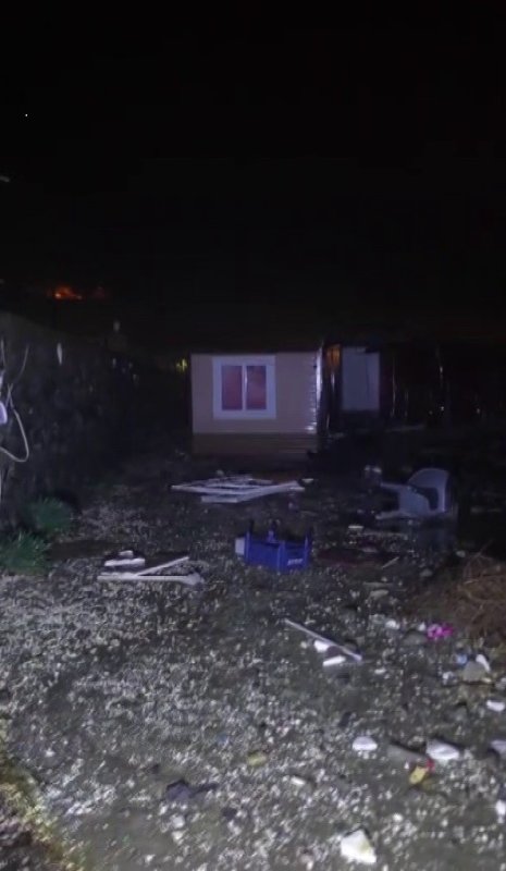 Hatay'da kuvvetli fırtınayla deniz taştı, iş yerleri zarar gördü... O anlar kamerada