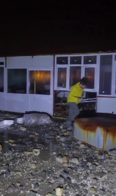 Hatay'da kuvvetli fırtınayla deniz taştı, iş yerleri zarar gördü... O anlar kamerada