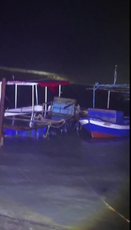 Hatay'da kuvvetli fırtınayla deniz taştı, iş yerleri zarar gördü... O anlar kamerada