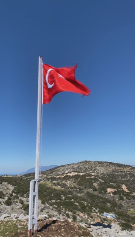 Türkiye'nin en güneyindeki mahallede 7 tepede, 7 bayrak göndere çekildi