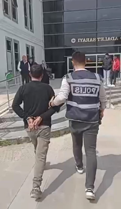 Defne’de hapis cezası bulunan 2 kişi yakalandı (Fotoğraflı) Necati İvgin HATAY (İHA) - Hatay'ın Dörtyol ve Erzin ilçesinde haklarında adli makamlarca verilen hapis cezası ile aranan 2 kişi yakalandı. Hatay Emniyet Müdürlüğü görevlilerince aranan şahısların yakalanmasına yönelik yapılan çalışmalar kapsamında; Kaçakçılık suçundan 2 ayrı dosyadan toplamda 2 yıl 6 ay kesinleşmiş hapis cezası ve 100 TL adli para cezasıyla aranan, ayrıca aracına 47 bin 57 TL trafik cezası uygulanan İ.K. Defne'de yakalanarak gözaltına alındı. Adli makamlara sevk edilen şahıs tutuklanarak ceza evine gönderildi.