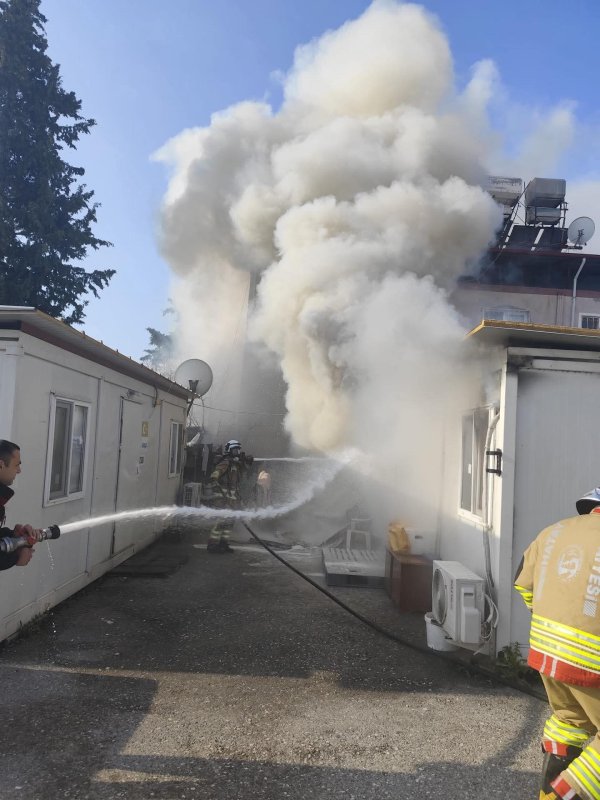 Alevlere teslim olan konteyner yanarak kullanılamaz hale geldi