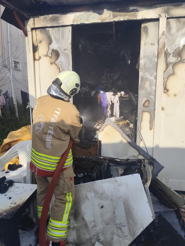 Alevlere teslim olan konteyner yanarak kullanılamaz hale geldi