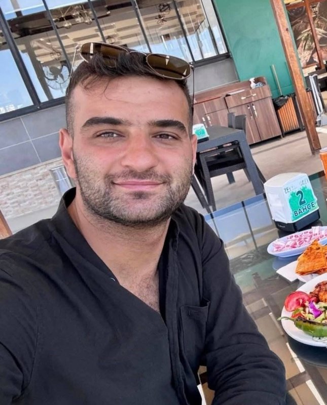 Savaşı andıran mahalle kavgasında ölenlerden ikisinin baba ve oğul olduğu ortaya çıktı (Fotoğraflı) İlayda Korkmaz HATAY (İHA) - Hatay'da bayramın ilk gününde aileler arasında yaşanan kavgada ölen 3 kişiden 2’sinin baba ve uzman erbaş olan oğlu olduğu ortaya çıktı. Olay, Ramazan Bayramı’nın ilk gününde Altınözü ilçesi Keskincik Mahallesi'nde yaşandı. Olayda iki aile arasında başlayan sözlü tartışmada ortalık savaş alanına döndü. Tarafların birbirine taşla, bıçakla, sopayla ve silahla saldırdığı olayda 25 kişi yaralanarak kentteki hastanelere sevk edildi. Hastaneye kaldırılan yaralılardan Ahmet Yalçın ve uzman erbaş olan oğlu Adnan Yalçın ve Nidal Hortum olduğu öğrenilen 3 kişi tüm müdahalelere rağmen hayatını kaybetti. Mahallede jandarma ekipleri tarafından geniş güvenlik önlemleri alınırken, tarafların savaşı andıran bir şekilde birbirlerine saldırdıkları anlar cep telefonu kamerasına yansıdı. Jandarma ekiplerinin bölgedeki geniş güvenlik önlemlerinin sürdüğü öğrenildi.