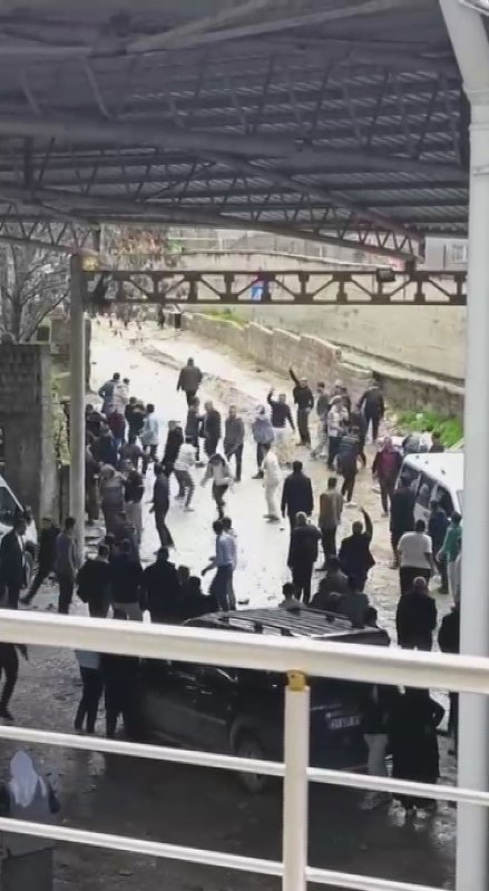 Savaşı andıran mahalle kavgasında ölenlerden ikisinin baba ve oğul olduğu ortaya çıktı (Fotoğraflı) İlayda Korkmaz HATAY (İHA) - Hatay'da bayramın ilk gününde aileler arasında yaşanan kavgada ölen 3 kişiden 2’sinin baba ve uzman erbaş olan oğlu olduğu ortaya çıktı. Olay, Ramazan Bayramı’nın ilk gününde Altınözü ilçesi Keskincik Mahallesi'nde yaşandı. Olayda iki aile arasında başlayan sözlü tartışmada ortalık savaş alanına döndü. Tarafların birbirine taşla, bıçakla, sopayla ve silahla saldırdığı olayda 25 kişi yaralanarak kentteki hastanelere sevk edildi. Hastaneye kaldırılan yaralılardan Ahmet Yalçın ve uzman erbaş olan oğlu Adnan Yalçın ve Nidal Hortum olduğu öğrenilen 3 kişi tüm müdahalelere rağmen hayatını kaybetti. Mahallede jandarma ekipleri tarafından geniş güvenlik önlemleri alınırken, tarafların savaşı andıran bir şekilde birbirlerine saldırdıkları anlar cep telefonu kamerasına yansıdı. Jandarma ekiplerinin bölgedeki geniş güvenlik önlemlerinin sürdüğü öğrenildi.