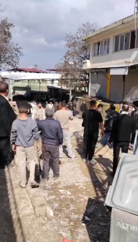 Savaşı andıran mahalle kavgasında ölenlerden ikisinin baba ve oğul olduğu ortaya çıktı (Fotoğraflı) İlayda Korkmaz HATAY (İHA) - Hatay'da bayramın ilk gününde aileler arasında yaşanan kavgada ölen 3 kişiden 2’sinin baba ve uzman erbaş olan oğlu olduğu ortaya çıktı. Olay, Ramazan Bayramı’nın ilk gününde Altınözü ilçesi Keskincik Mahallesi'nde yaşandı. Olayda iki aile arasında başlayan sözlü tartışmada ortalık savaş alanına döndü. Tarafların birbirine taşla, bıçakla, sopayla ve silahla saldırdığı olayda 25 kişi yaralanarak kentteki hastanelere sevk edildi. Hastaneye kaldırılan yaralılardan Ahmet Yalçın ve uzman erbaş olan oğlu Adnan Yalçın ve Nidal Hortum olduğu öğrenilen 3 kişi tüm müdahalelere rağmen hayatını kaybetti. Mahallede jandarma ekipleri tarafından geniş güvenlik önlemleri alınırken, tarafların savaşı andıran bir şekilde birbirlerine saldırdıkları anlar cep telefonu kamerasına yansıdı. Jandarma ekiplerinin bölgedeki geniş güvenlik önlemlerinin sürdüğü öğrenildi.