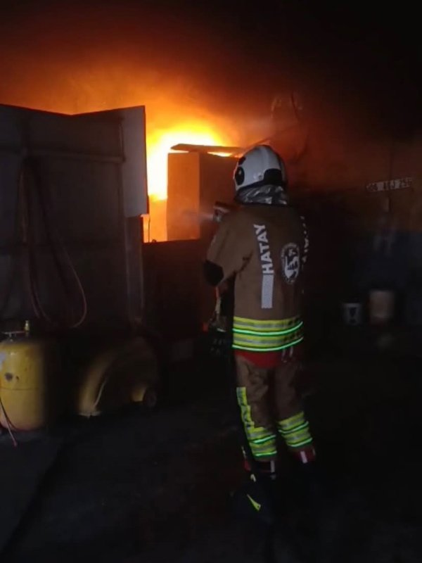 Reyhanlı'da iş yeri alevlere teslim oldu
