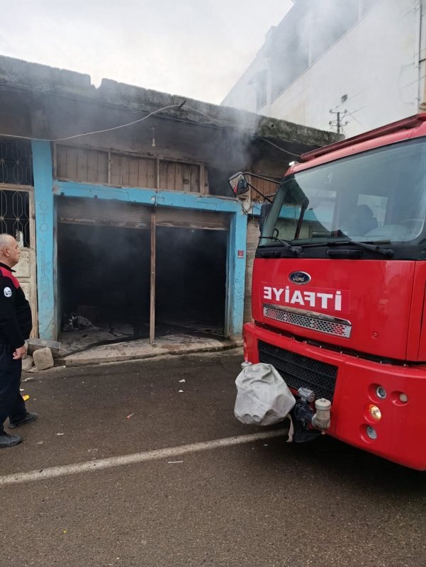 Reyhanlı'da iş yeri alevlere teslim oldu