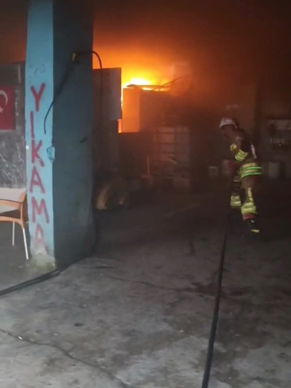 Reyhanlı'da iş yeri alevlere teslim oldu