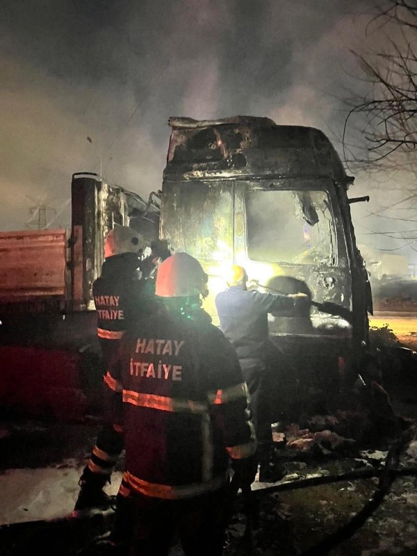HATAY (İHA) - Hatay’da seyir halindeyken alevlere teslim olan tır çıkan yangında kullanılmaz hale geldi.