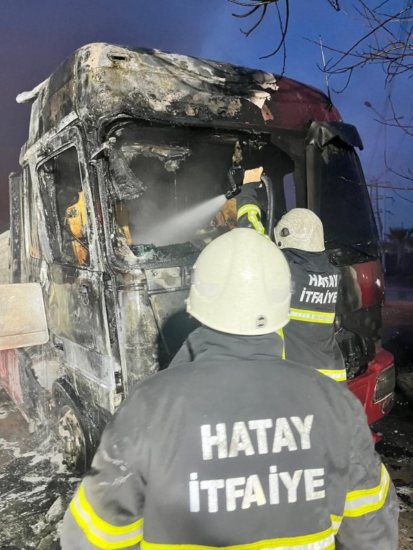 HATAY (İHA) - Hatay’da seyir halindeyken alevlere teslim olan tır çıkan yangında kullanılmaz hale geldi.