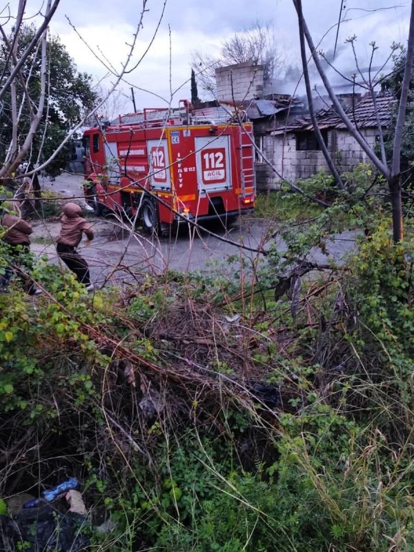 Dörtyol'da metruk bina yangını