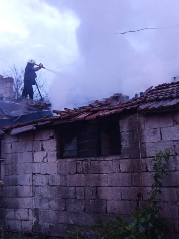 Dörtyol'da metruk bina yangını