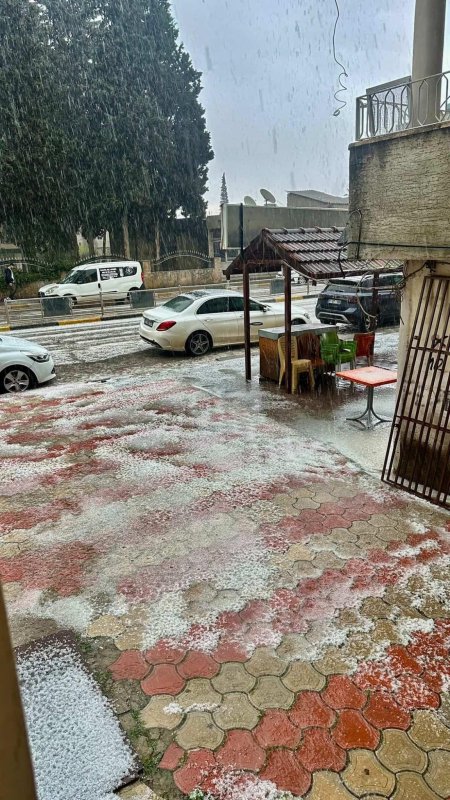 Hatay'da dolu ve sağanak yağış sonrası sel meydana geldi