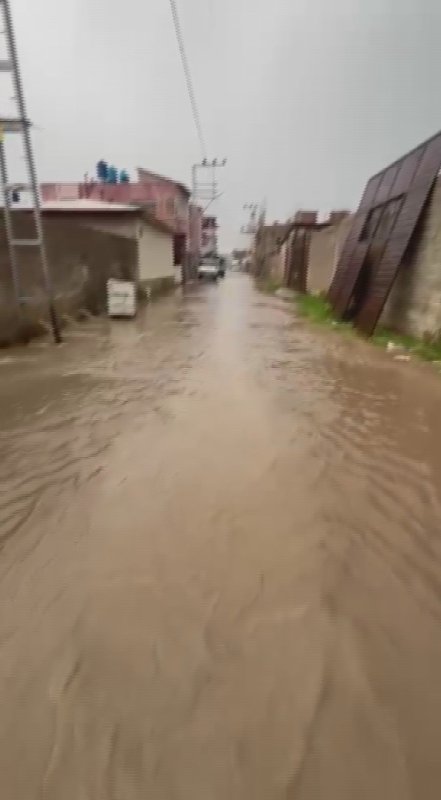 Hatay'da dolu ve sağanak yağış sonrası sel meydana geldi