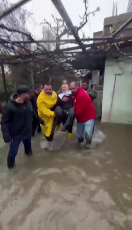 Suların yükseldiği evinde mahsur kalan felçli adamın yardımına Kızılay ekipleri yetişti (Fotoğraflı - Görüntülü) Aykut Taştan HATAY (İHA) - Hatay'ın Reyhanlı ilçesinde etkili olan şiddetli dolu ve yağmur yağışı sonrası evini su basan ve ayakları tutmayan felçli adam, Kızılay ekipleri tarafından kurtarıldı. Meteorolojinin şiddetli yağış uyarısında bulunduğu Hatay'da öğle saatlerinden itibaren sağanak etkisini göstermeye başladı. İl genelinde yer yer etkili olan yağış, Reyhanlı ilçesinde akşam saatlerine doğru dolu şeklinde etkisini hissettirdi. Kısa sürede etkisini artıran dolu yağışı sonrası ilçe adeta beyaza büründü ve yağmur etkili oldu. Yağışın şiddetini artırmasıyla birlikte cadde ve sokaklar göle dönerken Pınarbaşı Mahallesi'nde eşiyle birlikte yaşayan ve ayakları tutmayan felçli Adnan Kiliş'in evi de sular içerisinde kaldı. Evini su basan yaşlı adamın yardımınaysa Kızılay ekipleri yetişti mahsur kalan Kiliş, ekipler tarafından kurtarılarak güvenli alana ulaştırıldı.