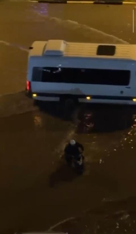 Hatay’da aşırı yağışların etkisiyle, göle dönen yollarda araçlar mahsur kaldı