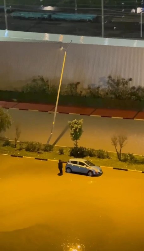 Hatay’da aşırı yağışların etkisiyle, göle dönen yollarda araçlar mahsur kaldı