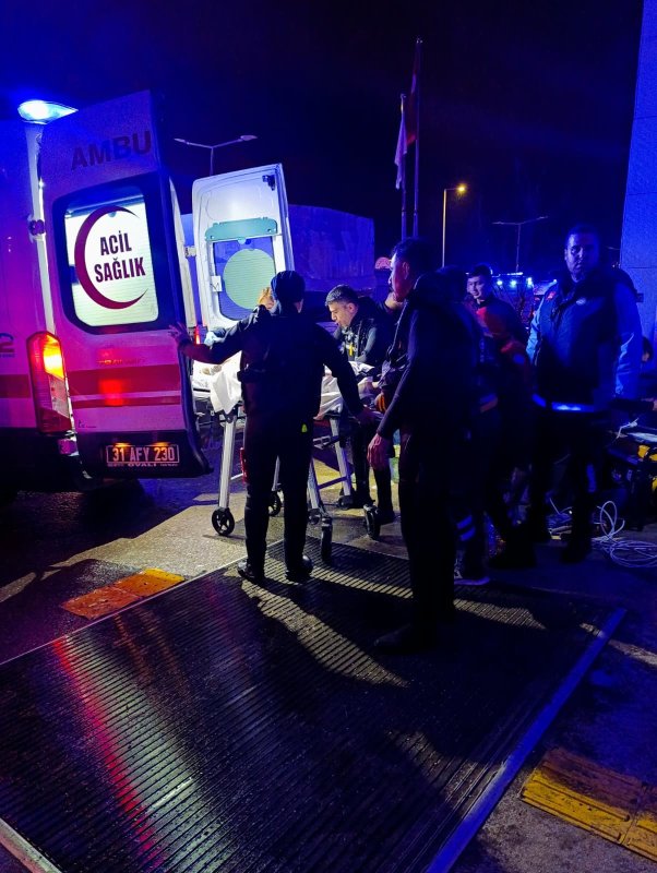 Doğuma giderken göle dönen yolda mahsur kalan kadının yardımına itfaiye yetişti