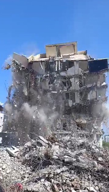 İş makinasının kolona son dokunuşu 7 katlı binayı yerle bir etti