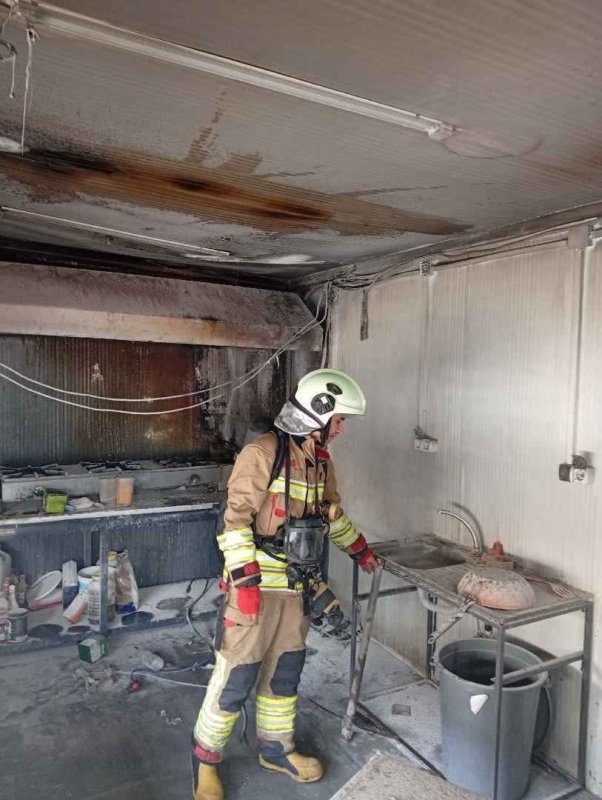 Defne'de iş yeri alevlere teslim oldu