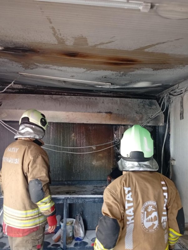 Defne'de iş yeri alevlere teslim oldu