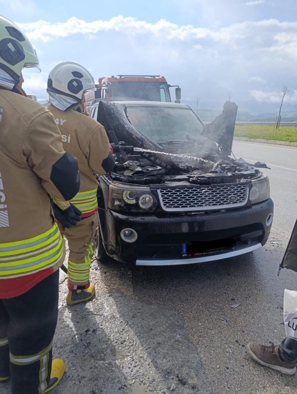 Altınözü'de cipin motoru alevlere teslim oldu