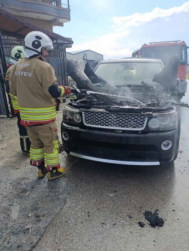 Altınözü'de cipin motoru alevlere teslim oldu