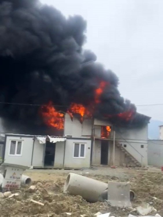 İşçilerin kaldığı 2 katlı yatakhane alevlere teslim oldu