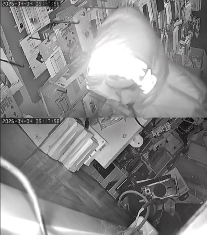 Hırsızın, arkadaşını 'sadece sıfır telefonları al' diyerek yönlendirdiği 150 bin TL'lik soygun kamerada