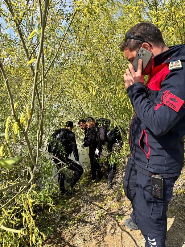 Asi Nehrinde kimliği belirsiz erkek cesedi bulundu