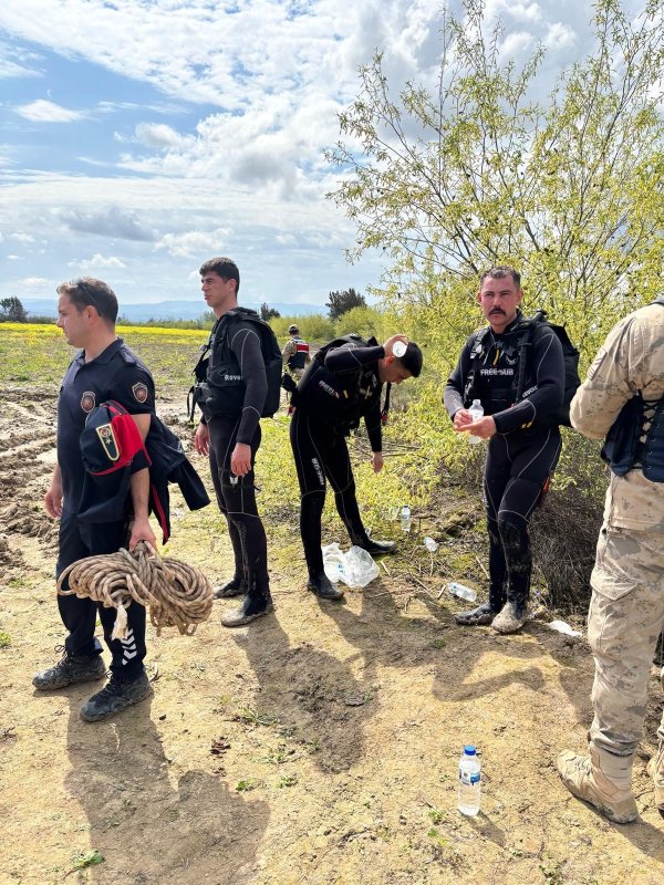 Asi Nehrinde kimliği belirsiz erkek cesedi bulundu