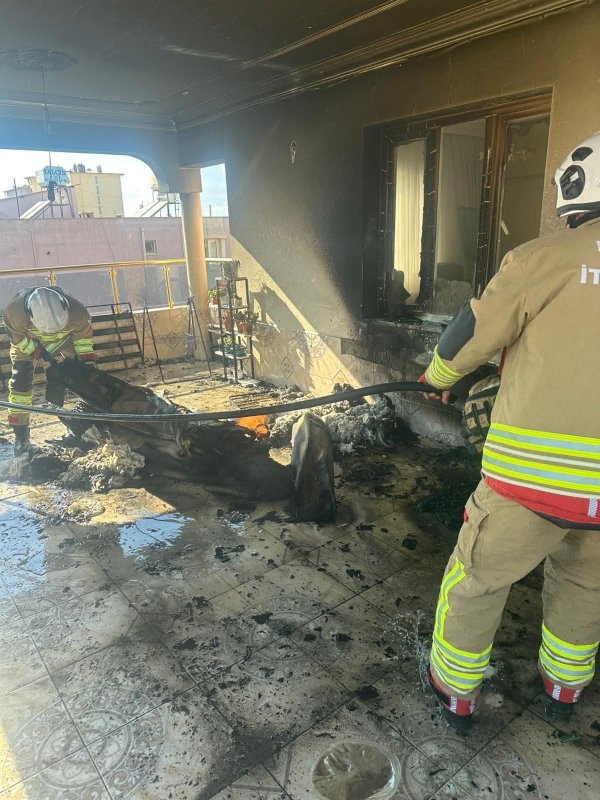 Reyhanlı'da evin balkonundan alevler yükseldi