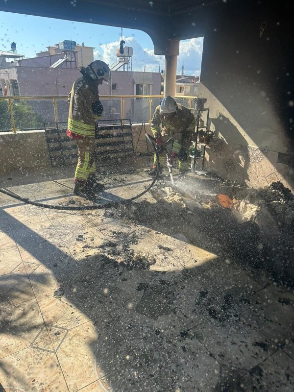 Reyhanlı'da evin balkonundan alevler yükseldi