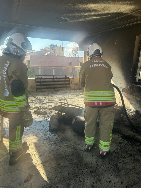 Reyhanlı'da evin balkonundan alevler yükseldi