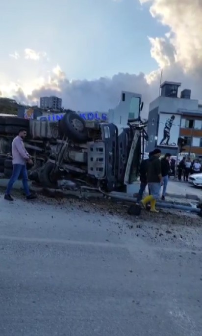 Orta refüje çarpan hafriyat kamyonunun devrildiği anlar kamerada