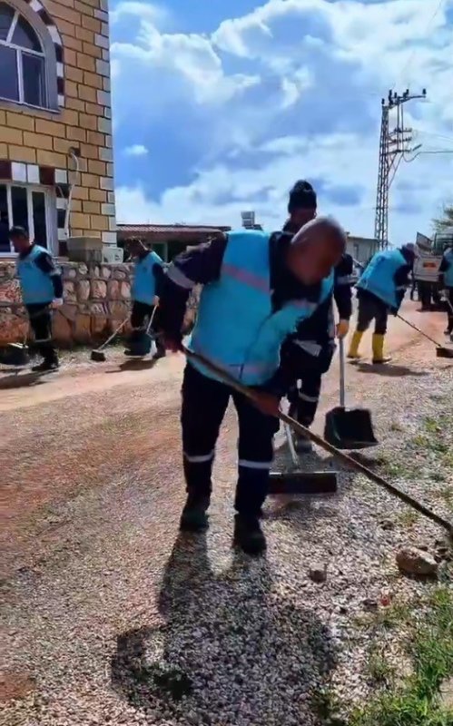 Antakya Belediyesi, Suvatlı Mahallesi'nde temizlik çalışmalarını sürdürüyor