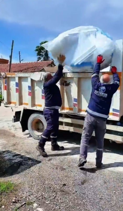 Antakya Belediyesi, Suvatlı Mahallesi'nde temizlik çalışmalarını sürdürüyor
