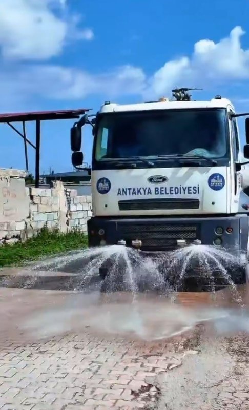 Antakya Belediyesi, Suvatlı Mahallesi'nde temizlik çalışmalarını sürdürüyor