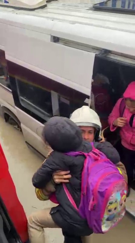 Göle dönen yolda mahsur kalarak korku dolu anlar yaşayan servisteki öğrencileri itfaiye kurtardı (Fotoğraflı) Cemal Kılınç HATAY (İHA) - Hatay'da şiddetli yağışla birlikte göle dönen yolda ilerleyemeyen servis içerisinde mahsur kalan 6 öğrenci ve 2 yetişkini itfaiye kurtardı. Kurtarma çalışmaları sırasında bir öğrencinin 'Korkuyorum' diyerek ağlamasıysa kameraya yansıdı. Meteorolojinin şiddetli yağış uyarısında bulunduğu Hatay'da gece saatlerinde yağış etkili oldu. Sabah saatlerinde yollar göle döndü ve sel oluştu. Antakya ilçesi Güzelburç Mahallesi'nde selle birlikte göle dönen yolda okul servisi mahsur kaldı. Kendi imkanlarıyla öğrencileri kurtaramayan şoför durumu itfaiye ekiplerine bildirdi. İhbar üzerine bölgeye Hatay Büyükşehir İtfaiye Daire Başkanlığı ekipleri sevk edildi. Mahsur kalan öğrenci servisindeki 6 öğrenci ve 2 yetişkin itfaiye ekiplerince kurtarılarak güvenli alana taşındı. Kurtarma çalışmaları sırasında bir öğrencinin 'Korkuyorum' diyerek ağlamasıysa kameraya yansıdı.