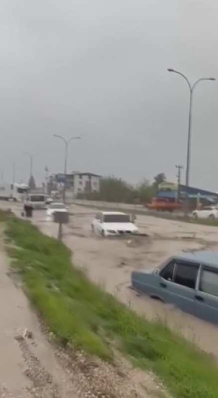 Selle birlikte araçları mahsur kaldığı karayolu ulaşıma açıldı