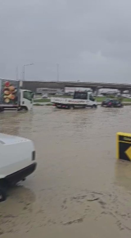 Selle birlikte araçları mahsur kaldığı karayolu ulaşıma açıldı