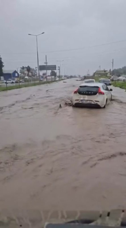Selle birlikte araçları mahsur kaldığı karayolu ulaşıma açıldı
